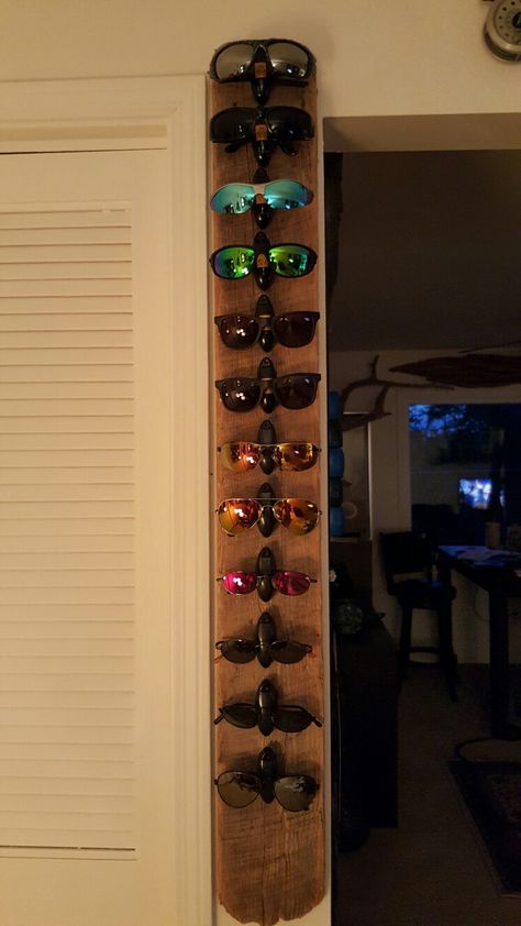 Sun Glass Holder Diy, Sunglasses Stand Diy, Sun Glasses Storage Ideas, Sunglass Rack Diy, Eye Glass Storage Ideas, Sunglasses Rack Diy, Sun Glasses Display Ideas, Wood Sunglasses Holder, Sunglass Storage Ideas