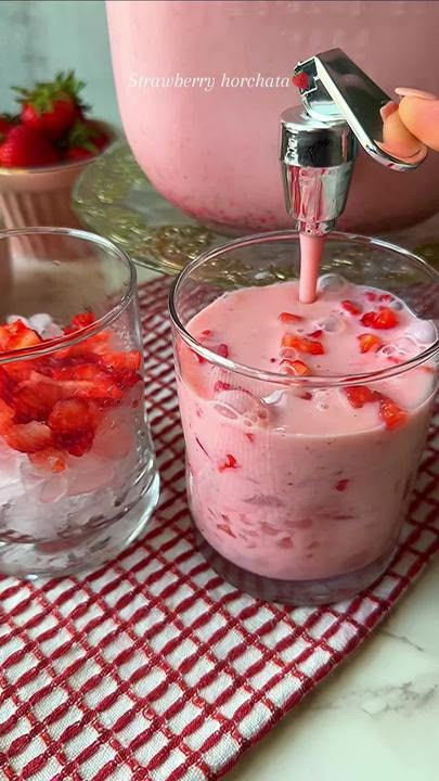 Strawberry Horchata, Mexican Drink Recipes, Horchata Recipe, Mexican Dessert Recipes, Drink Recipes Nonalcoholic, Refreshing Drinks Recipes, Mexican Dessert, Homemade Drinks, Healthy Drinks Recipes