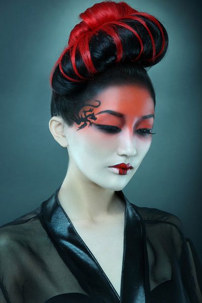 Forehead Ideas 2 Dragon Makeup, Colorful Portrait Photography, Geisha Makeup, Drag Make-up, Geisha Art, Smink Inspiration, Photographie Portrait Inspiration, Creative Makeup Looks, Foto Art