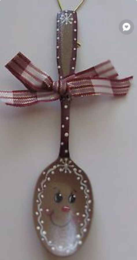 Spoon Ornaments Christmas, Painted Spoons Ornaments, Spoon Ornaments Diy, Spoon Painting Ideas, Spoon Christmas Ornaments, Silverware Ornaments, Painted Gingerbread Men, Wooden Spoon Diy, Spoon Painting