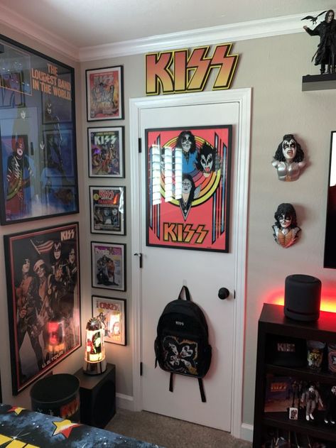 80s Bed, 80’s Room, Band Room Ideas, Rock Bedroom, Punk Room, Hunter Room, Rock Room, Grunge Bedroom, Band Room