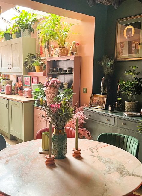 Green Kitchen Diner, Pink Dining Rooms, Pink Apartment, Dark Green Kitchen, Dining Room Design Ideas, Eclectic Dining Room, Boho Dining Room, Eclectic Dining, Dining Room Combo