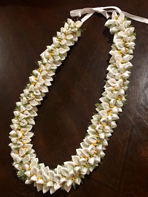 White 2.5” petals, 6 loops 1/8” yellow, 2 loops moss green eyelash yarn. Flower Lei Diy, How To Make Leis, Yarn Lei, Lei Diy, Graduation Leis Diy Ribbons, Wedding Lei, Lei Ideas, Graduation Leis Diy, Lace Garland