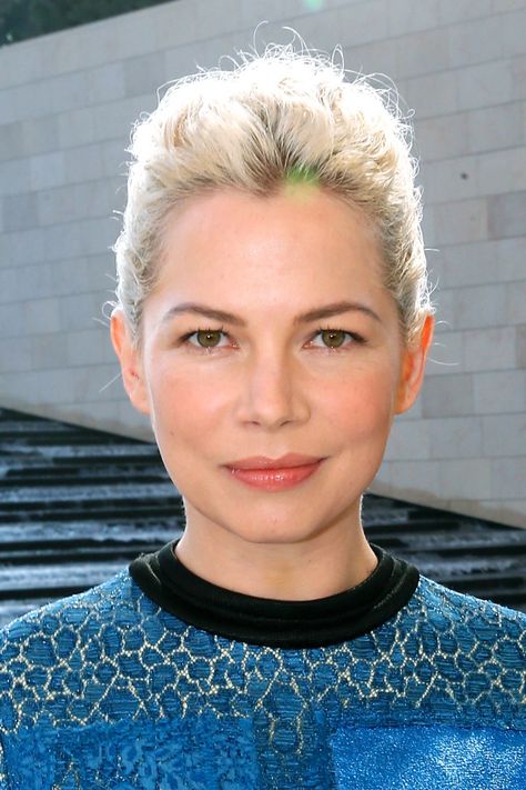 21 of Michelle Williams’ Best Hair Moments: From Long Hair to Short Hair | W Magazine | Women's Fashion & Celebrity News Michelle Williams Haircut, Long Hair To Short Hair, Michelle Williams Hair, Michelle Williams Style, Michele Williams, Blonde Lob, Dawson's Creek, Perfect Ponytail, Lighter Hair