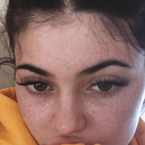 Kylie Jenner Eyelashes, Kylie Jenner Lashes, Black Hair Bun, Natural Fake Eyelashes, Fake Freckles, Freckles Makeup, Lash Extentions, Brassy Hair, Eyelash Extensions Styles