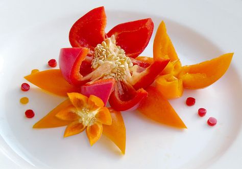 Red & Orange Bell Pepper Garnish Christmas Salad Recipes, Food Garnish, Christmas Salads, Decorações Com Comidas, Fruit And Vegetable Carving, Vegetable Carving, Food Carving, Fruit Carving, Food Garnishes