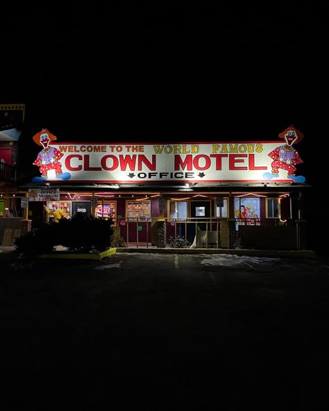 #nevada #Tonopah #clown #motel #travel #clowns #roadtrip Clown Hotel, Nevada Aesthetic, Clown Motel, Paranormal Aesthetic, Famous Clowns, Tonopah Nevada, Sams Town, Haunted Hotels, Unexplained Phenomena