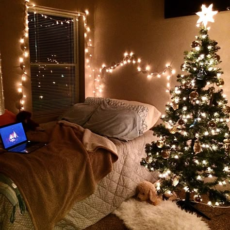 Christmas Dorm, Winter Bedroom Decor, Holiday Room Decor, Winter Bedroom, Holiday Room, Cosy Christmas, Christmas Decorations Bedroom, Christmas Room Decor, Christmas Feeling