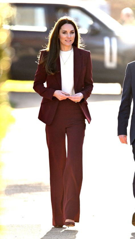 The Princess of Wales Semi Formal Outfits For Women, Red Top Outfit, Kate Middleton Style Outfits, Catherine Princess Of Wales, Buisness Casual, Semi Formal Outfits, Princess Katherine, Kate Middleton Outfits, Celebrity Style Icons