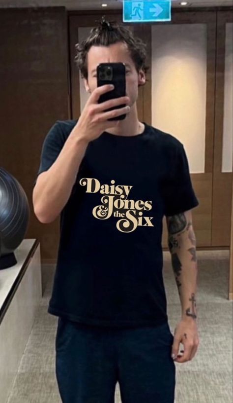 harry meme from his insta story selfie Harry Styles Mirror Selfie, Story Selfie, Harry Styles Selfie, Daisy Jones And The Six, Daisy Jones, Insta Story, Harry Styles, Daisy, Mirror Selfie