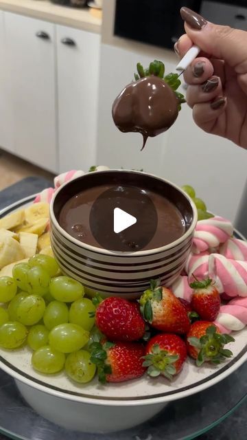 Júlia - Receitas e Dicas 🍒✨ on Instagram: "FONDUE. Já salva pro dia dos namorados e dias frios  Marca o @ que vai fazer pra você! ❤️  @marciinunes  #explore #comida #receitas #reels" Instagram