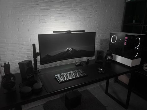 All Black Pc Setup, All Black Setup, Pc Setup Aesthetic Black, Black Desk Setup Aesthetic, Black And White Setup, Bookshelf Setup, Administrator Office, Benq Screenbar, Mens Room Decor