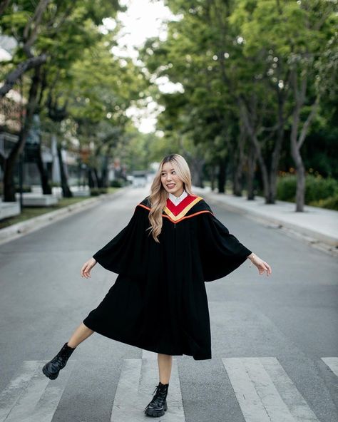 Congratulations Outfit, Graduation Pose, Graduation Photography Poses, Graduation Poses, Graduation Picture Poses, Graduation Gown, Grad Photoshoot, Graduation Photography, Graduation Photoshoot