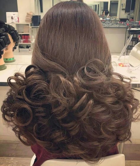 Amazing and yummy curls! <3 Bouffant Hair, Big Curly Hair, Long Curls, Hair Styles 2017, Beautiful Curls, Hair Brained, Hair Flip, Permed Hairstyles, Sleek Hairstyles