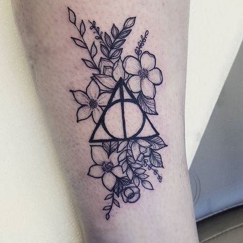 Deathly Hallows Tattoo Flower, Tattoo Ideas Drawings, Hallows Tattoo, Girly Tattoo, Harry Tattoos, Hp Tattoo, Tattoo Dotwork, Triangle Tattoos, Harry Potter Tattoos