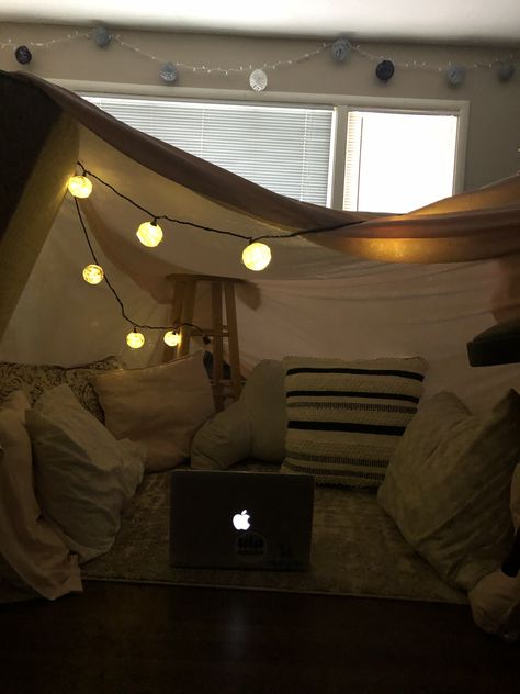 Pillow Fort Aesthetic, Fort Layout, Fort Movie Night, Movie Night Fort, Aesthetic Fort, Tents Aesthetic, Sleepover Board, Cozy Fort, Sleepover Fort