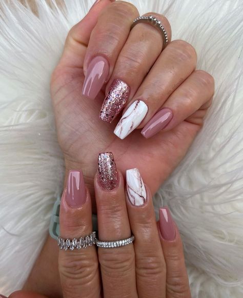 Deer Nails, November Nail Designs, Nails November, End Of Fall, Pink Tip Nails, Fashion Outfits Dresses, Gold Acrylic Nails, Wide Nails, December Nails