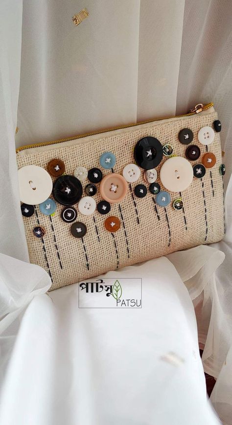 Jute and button combination pouch. Jute Bag Embroidery Ideas, Jute Purse Design, Designer Pouch Bag, Embroidery On Jute Bags, Embroidery Pouch Ideas, Handmade Pouches Ideas, Jute Fabric Dress, Jute Cloth Craft, Jute Bags Design Handmade