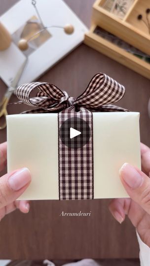 Ribbon Box Packaging, Gift Wrapping Ideas With Ribbon, How To Wrap A Gift With Ribbon, Ribbon Bows For Gifts, Bows For Presents, Present Bow, Gift Hacks, Diy Lace Ribbon Flowers, Wrapping Ribbon