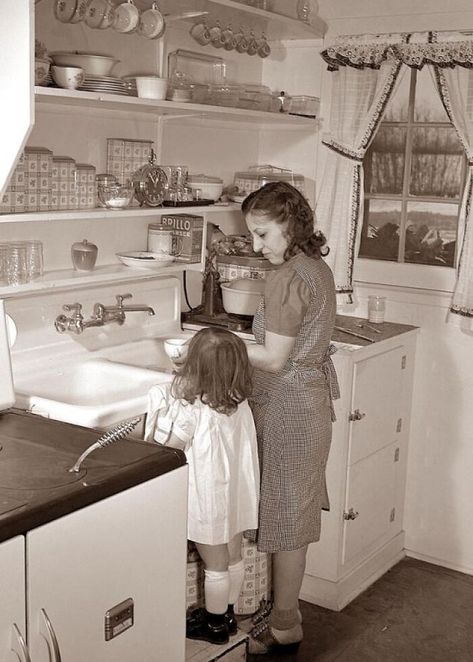 Vintage Housewife, Four Rooms, Retro Housewife, Old Kitchen, Vintage Glam, Washing Dishes, Vintage Life, Angkor, White Photo