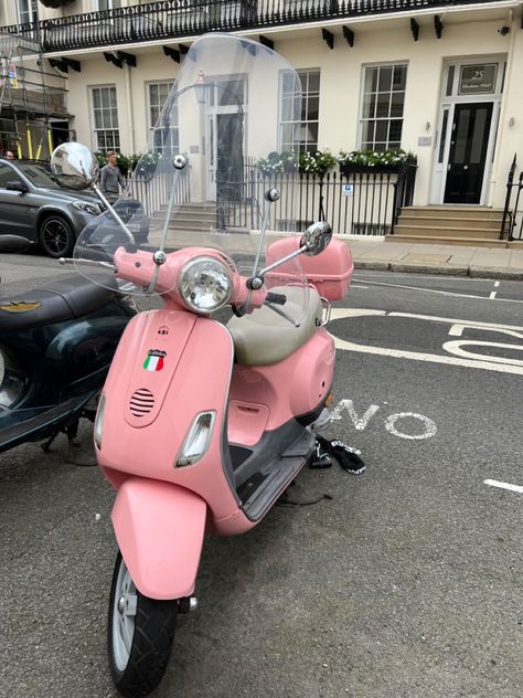 Car Girlfriend, Pink Vespa, Pink Beetle, Vespa 125, Honda Scoopy, Retro Scooter, Image Moto, Scooter Helmet, Car Deco