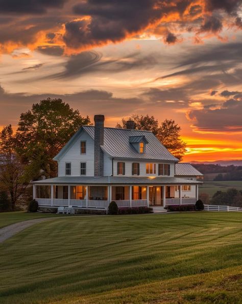 Rancher House, Old Farmhouse Exterior, Country Home Ideas, Aesthetic Farm, Vermont Farmhouse, Country Home Exterior, Farm Homes, Farm Inspiration, Humble House