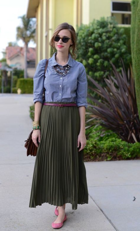 Skirt Essentials, Long Skirt Outfit Ideas, Green Skirt Outfits, Long Skirt Outfit, Skirt Outfit Ideas, Pleated Skirt Outfit, Elegant Casual Dress, Modest Outfit, Long Skirt Outfits