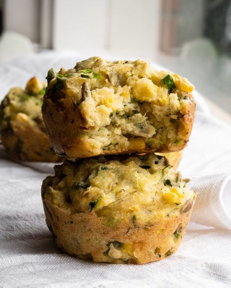 These delicious savoury breakfast muffin are the perfekt take away breakie. Easy and quick to make, healthy and vegan friendly. Breakfast Muffins Vegan, Vegan Savoury Muffins, Savory Vegan Breakfast, Polenta Breakfast, Vegan Breakfast Muffins, Savory Breakfast Muffins, Zucchini Breakfast, Menu Sarapan Sehat, Muffins Vegan