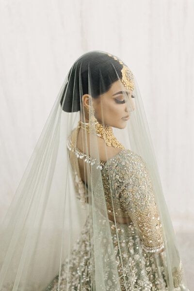 Desi Bridal Photoshoot, Indian Bridal Photo Poses, Indian Asethic, Bridal Photoshoot Poses Indian, Bride Solo Poses Indian Wedding, Shadi Pictures, Bridal Portraits Indian, Shadi Aesthetic, Indian Bridal Portraits