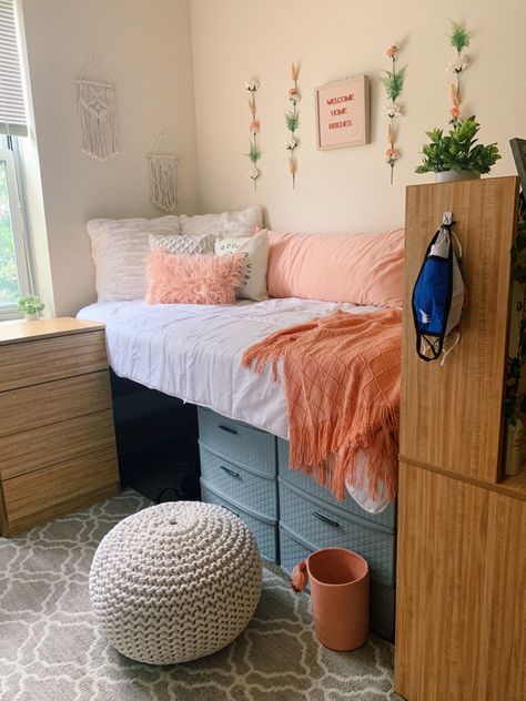 Floral Dorm Room Ideas, Boho Chic Dorm Room, Ucsd Dorm, Boho Dorm Room Ideas Colleges, Flower Dorm Room, Western Dorm Room Ideas, Boho College Dorm, Western Dorm Room, Fsu Dorm