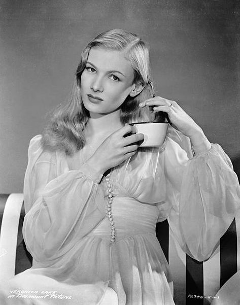 Veronica Lake Hair, The Veronicas, Lake Hair Styles, Old Hollywood Actresses, Veronica Lake, Old Hollywood Stars, Classic Actresses, Golden Age Of Hollywood, Silver Screen