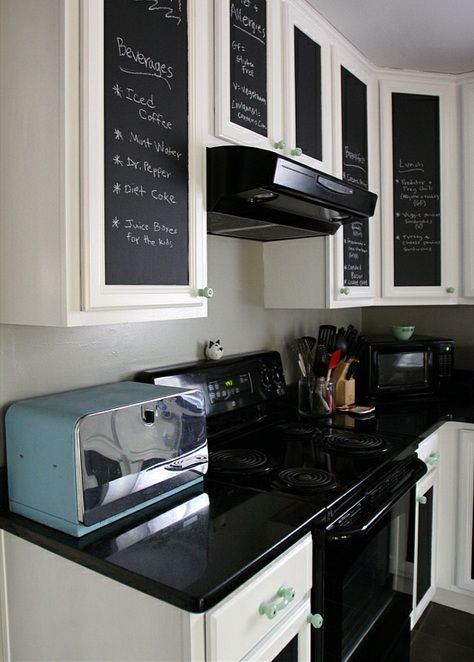 retro style kitchen makeover with chalkboard paint cabinets Chalkboard Cabinet, Retro Dining Rooms, Retro Style Kitchen, Paint Cabinets, Dining Room Blue, Chalk Lettering, Room Deco, Chalkboard Paint, Apartment Kitchen