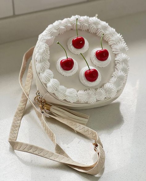 Round cherry fake cake handbag, around 8 inches topped with cherries. With an extendable strap that allows you to wear as a crossbody/ shoulder bag. Cake Purses Designs, Cake Purse Ideas, Cake Purse, Fake Cakes, 귀여운 음식 그림, Cake Bag, Sweet Accessories, Cake Accessories, Fake Cake