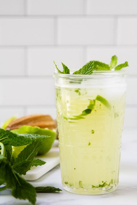 10-minute Mint Limeade (Cafe Rio Copycat) Mexican Limeade, Mint Limeade Recipe, Mint Drink Recipe, Mint Limeade, Strawberry Watermelon Smoothie, Limeade Drinks, Mint Lemonade Recipe, Basil Smoothie, Citrus Drinks