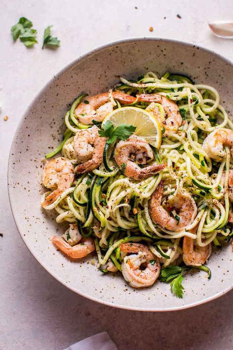 Want a fast low-carb meal that's healthy and tasty? Try these 15 minute garlic shrimp zoodles. Ketogenic Recipes Dinner, Plats Healthy, Zoodle Recipes, Diner Recept, Shape Magazine, Slim Fast, Diet Vegetarian, Summer Salad, Zucchini Noodles