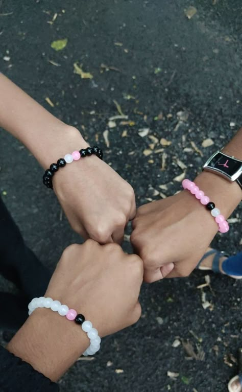 Cute Matching Bracelets For Best Friends Diy, Matching Jewelry For Trio, Friendship Bracelets For 3 People, Bracelet Ideas For 3 Friends, Trio Friends Bracelets, Friendship Bracelets For Trio, Matching Bracelets For 4 Best Friends, Best Friend Bracelets Diy Beads, Trio Bracelets Beads