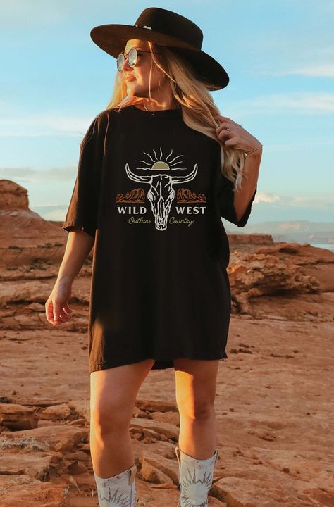 Wild West Desert, Outfit Cowgirl, Rodeo Outfit, Country Cow, Color Clothes, Style Graphic Tee, Outlaw Country, Country Landscape, Rodeo Outfits