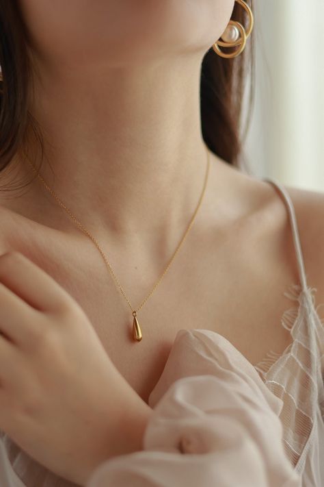 Gold Pendent Simple, Pendent Necklace Pendants, Gold Pendent Designs, Simple Gold Necklace, Minimal Pendant, Gold Drop Necklace, Pendent Set, Gold Pendent, Modern Gold Jewelry