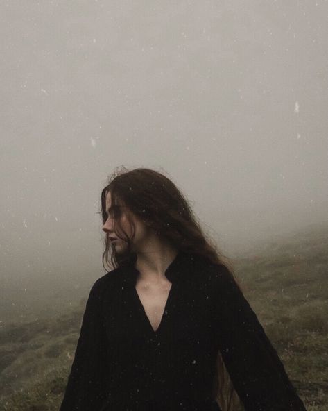 Aesthetic Portrait, Dark Cottagecore, Witch Aesthetic, Aesthetic Photography Nature, Art Drawings For Kids, Dark Photography, Shoot Inspiration, Photography Inspo, Senior Photos