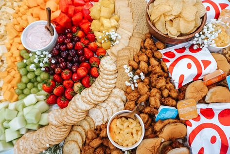 Chicken Tender Party Platter, Chick Fil A Catering Display, Chick Fil A Charcuterie Board, Chick Fil A Wedding Catering, Birthday Food Spread, Chick Fil A Wedding, Chick Fil A Catering, Engagement Party Snacks, Cowgirl Bridal Shower Ideas