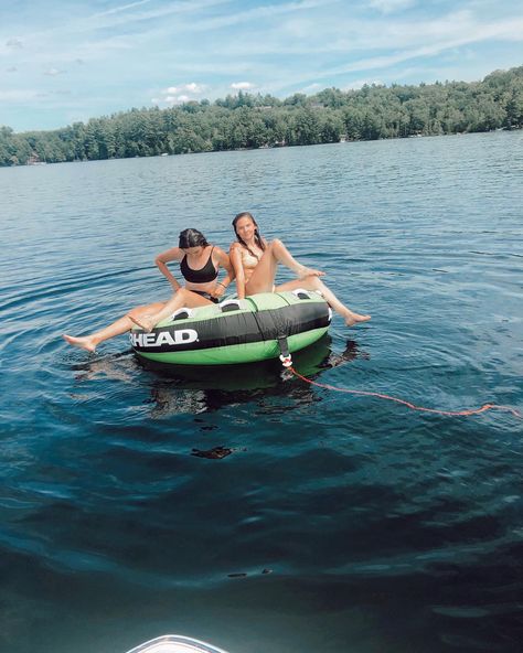 Boat Tubes, Boat Pictures With Friends, Summer Instagram Pictures, Summer Tube, Aesthetic Lake, Summer Boats, Boat Pictures, Boat Pics, Lake Pictures With Friends