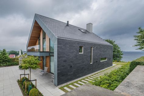 From renovations to newly constructed buildings around the world, one of every three natural-roofing slate cladding installations uses the Cupa Pizarras brand. One such project is the beautiful Villa P in Fredericia,... Scandinavian House Design Exterior, Scandinavian Exterior, Scandinavian House Design, Slate Cladding, Scandinavian Exterior Design, Building Cladding, Rainscreen Cladding, Bungalow Ideas, Nature House