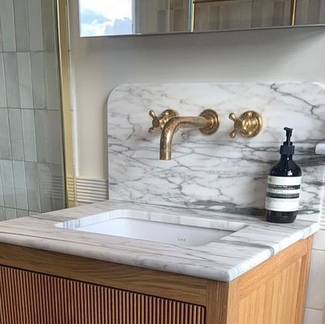 Harvey George on Instagram: "R E E D E D O A K 

Our 600w Clarence Reeded Oak Vanity Unit 
Clear finish to maintain the beauty of natural oak.

Minimalist. Natural. Elegance

Credit - @cassonlondon 

#vanityunit #harveygeorge #oakvanity #reededoak #marble #brass #mandarin #ensuite #scandi #nordic #scandihome #nordichome #myhomethismonth #bathroomdesign #bathroominspiration #bathroomsofinstagram #solidoak #handmadefurniture #highendfurniture #londonhome #w5 #mic #stone #stonefloor" Oak Vanity Unit, Oak Vanity, Scandi Home, Nordic Home, Vanity Unit, Stone Flooring, Vanity Units, Handmade Furniture, Bathroom Inspiration