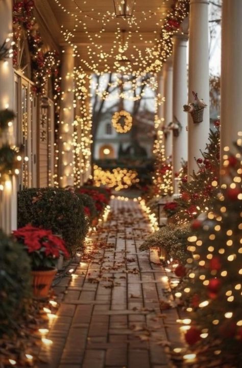 Pretty Porches, Christmas Outdoors, Houses Exterior, Holiday Inspo, Christmas Houses, Christmas Dreaming, Cozy Christmas Decor, Christmas Scenery, Christmas Interiors