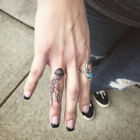 Lindsey Strong Tattoos sur Instagram : 🐙The littlest jellyfish! Thanks Kristin! Aquatic Hand Tattoos, Ocean Themed Hand Tattoos, Ocean Hand Tattoo, Womens Foot Tattoos, Tattoo Fish, Strong Tattoos, Ring Tattoo, Tattoo Time, Tatoo Inspiration