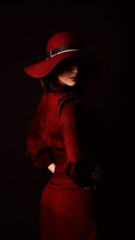 Mafia Photoshoot Ideas, Mafia Photoshoot, Mafia Lady, Mafia Woman, Carmen Sandiego, Peggy Carter, Elegant Hats, Beauty And Fashion, 인물 사진