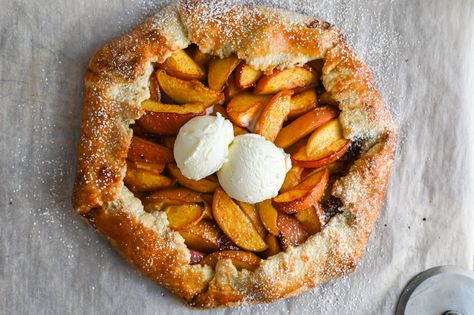 Peach galette is an open-faced rustic pie or tart made with fresh peaches. It is an EASY dessert that is perfect for summer. Rustic Pie, Peach Galette, Fresh Peach Pie, Greek Recipes Authentic, Greek Cooking, Fresh Peaches, Grilled Peaches, Sugar Sprinkles, Canned Peaches