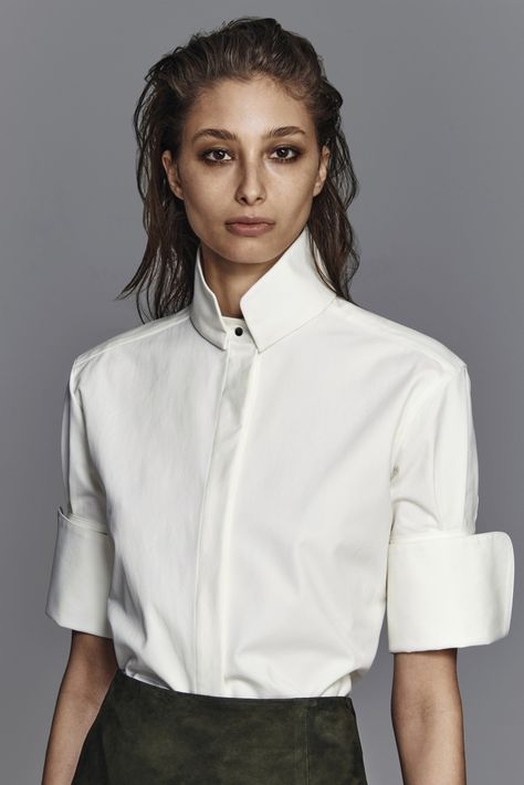 Nellie Partow Fall 2015 Ready-to-Wear Fashion Show   Incredible collar structure                                                                                                                                                     Más Perfect White Shirt, Classic White Shirt, Crisp White Shirt, Fashion Weeks, Moda Vintage, Fall 2015, White Shirts, Fashion Details, Classic White