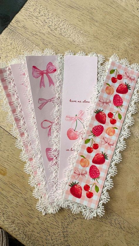 Little Women Gift Ideas, Crafts I Can Sell, Project Side Designs, Cute Homemade Gifts For Bf, Shabby Chic Bookmarks, Cute Useful Crafts, Cute Handmade Bookmarks, Things For Book Lovers, Pink Card Ideas