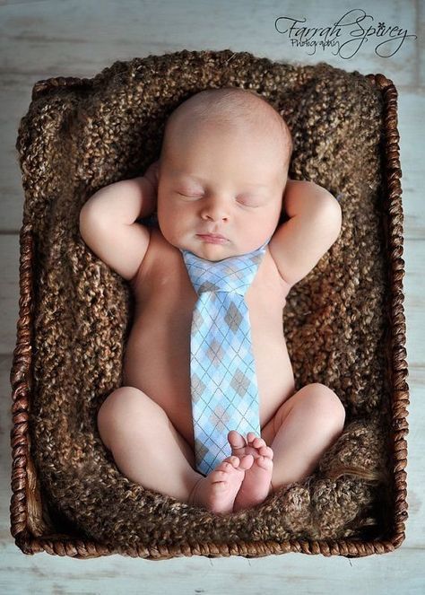 35 Absolutely Adorable Ideas for Your Baby's First Photo Shoot ... Boy Photo Shoot, Foto Newborn, Baby Fotografie, Baby Photoshoot Boy, Photo Shoot Ideas, Baby Poses, Newborn Poses, Baby Boy Photos, Foto Baby